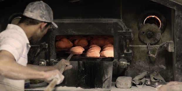 Le salaire d'un boulanger démarre à 23 000 euros brut par an en grande distribution.