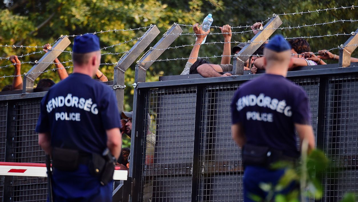 Hungario : nova kontraŭ-migranta kampanjo estigas polemikon