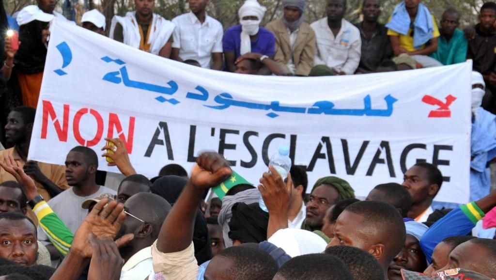 "NE AL SKLAVISMO" - Manifestacio kontraŭ sklavismo kaj diskriminacio en Nuakŝoto, la 29an de aprilo 2015. © AFP PHOTO / STRINGER