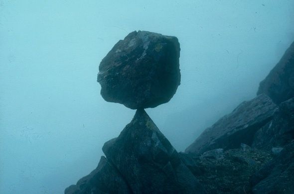 ob_e98e81_rocher-en-equilibre-sur-une-pointe.jpg