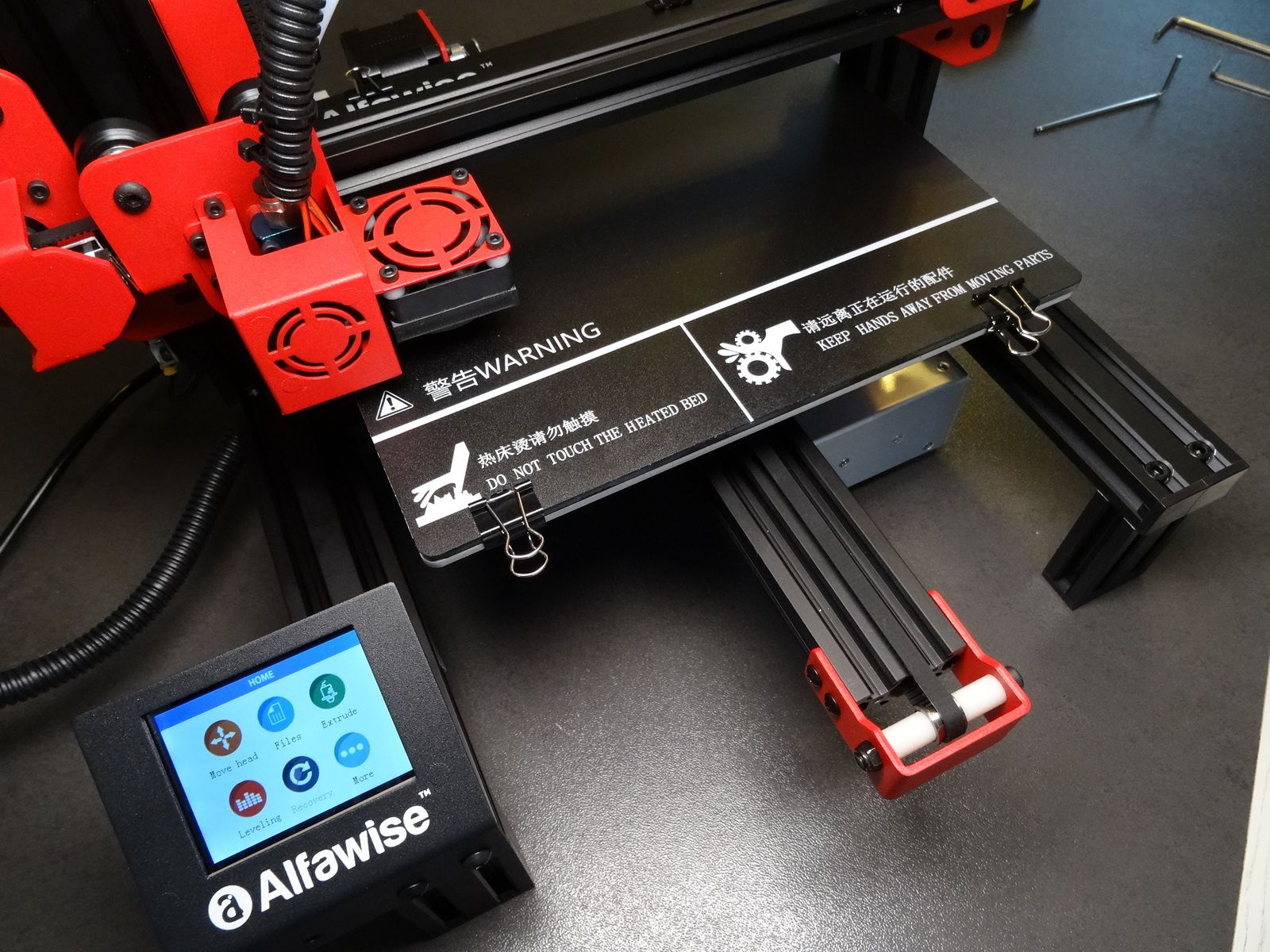 Test d'une imprimante 3D compacte AlfaWise U30, écran couleur tactile,  assemblée à 70%, petites dimensions (pièces jusqu'à 250mm) - Chez Cyril