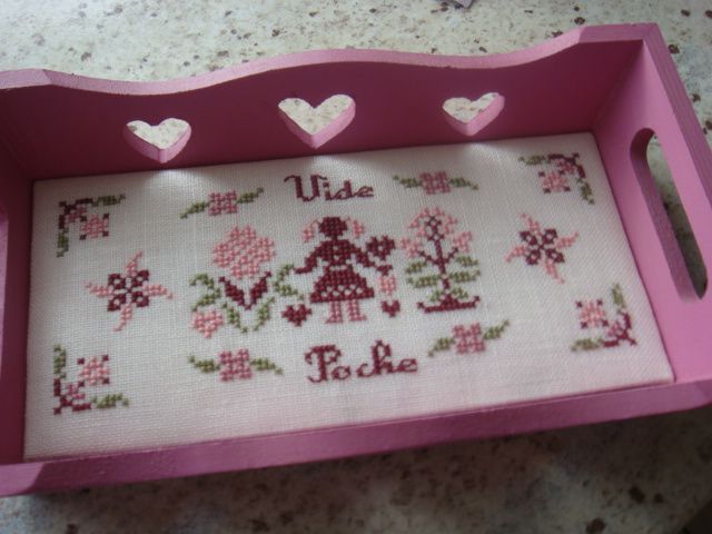 Un vide-poches et un coeur brodés d'Isabelle Vautier, accompagnés d'une échevette dégradée et de perlé rose, le tout dans mes couleurs préférées.