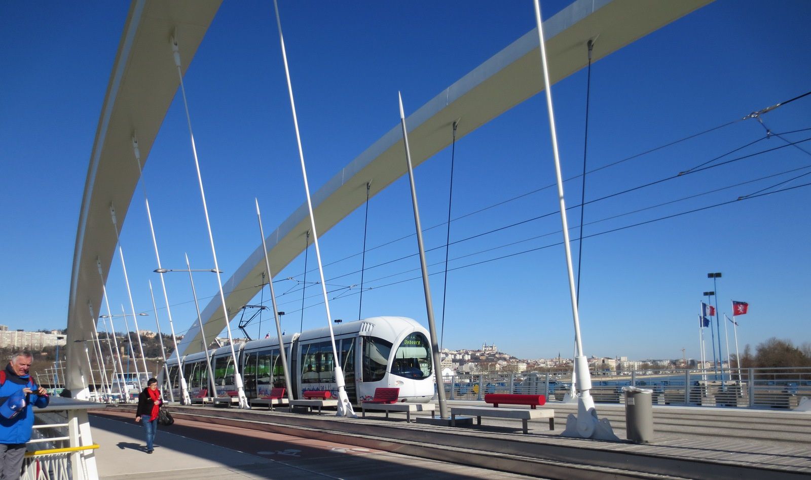 pont destiné aux modes doux : piétons, vélos, tram