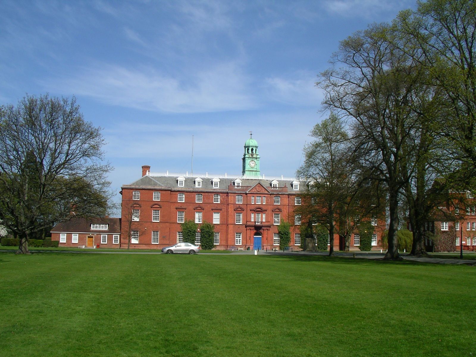 Le bâtiment principal avec la grande pelouse pour jouer au cricket et la chapelle