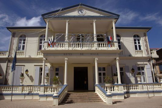 Photo prise le 5 décembre 2003 de la mairie de Basse-Terre.