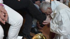 Francesco lava i piedi ai detenuti: &quot;Un atto d'amore&quot; foto