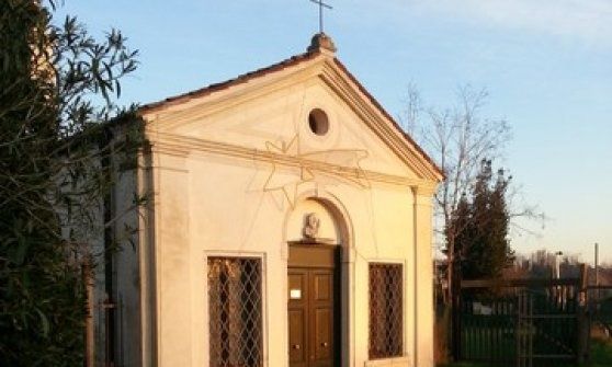 Venezia, sul portone della chiesa spunta un cartello: