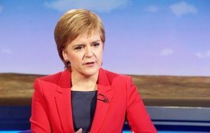 Il primo ministro della Scozia, la signora Sturgeon, ha accusato i conservatori di vedere