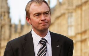 Il leader di Lib Dem Tim Farron ha scritto tweet: