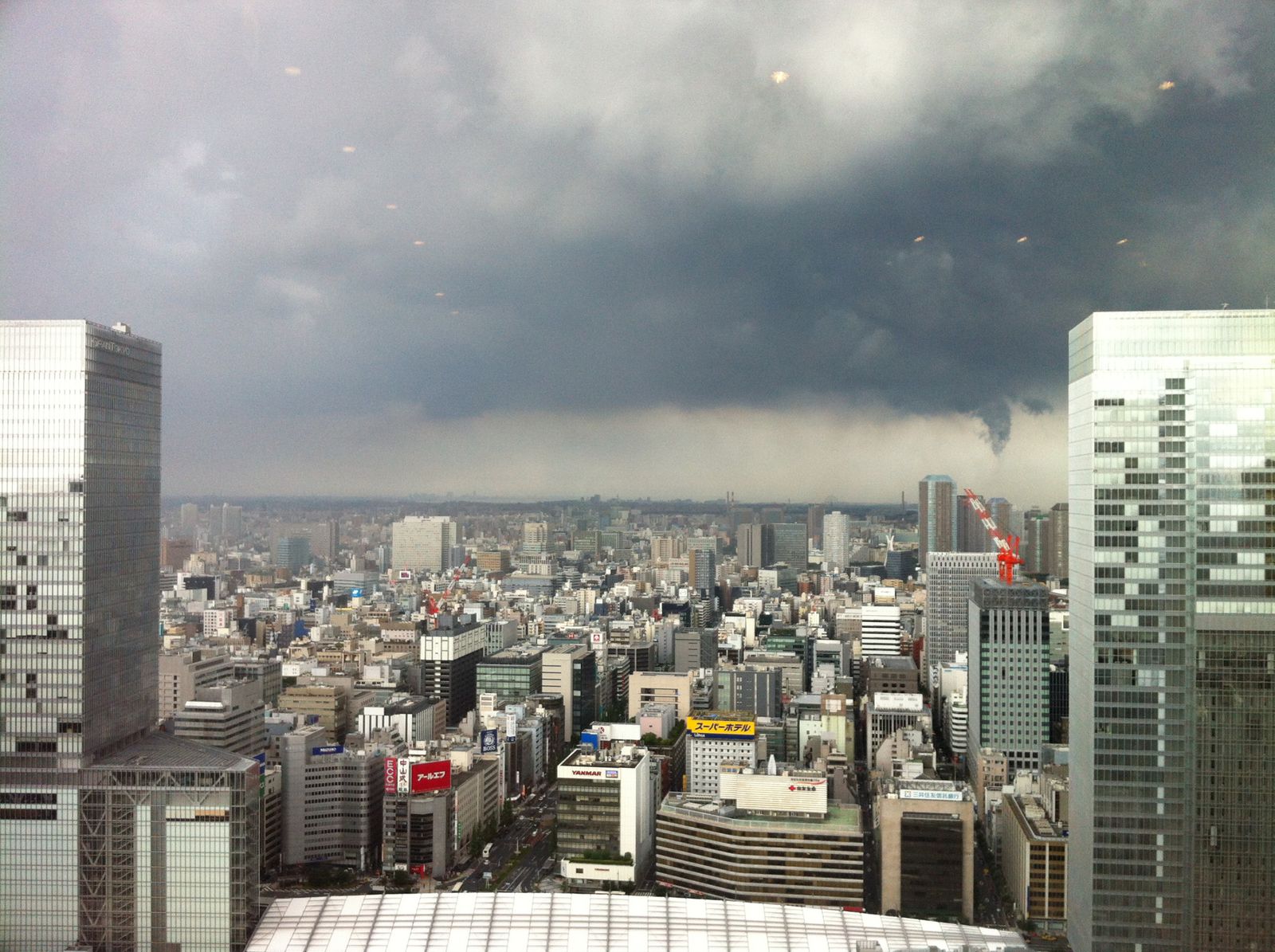 Orage, pluie et arc-en-ciel sur l'est de Tokyo et Chiba. Vue de Marubiru.