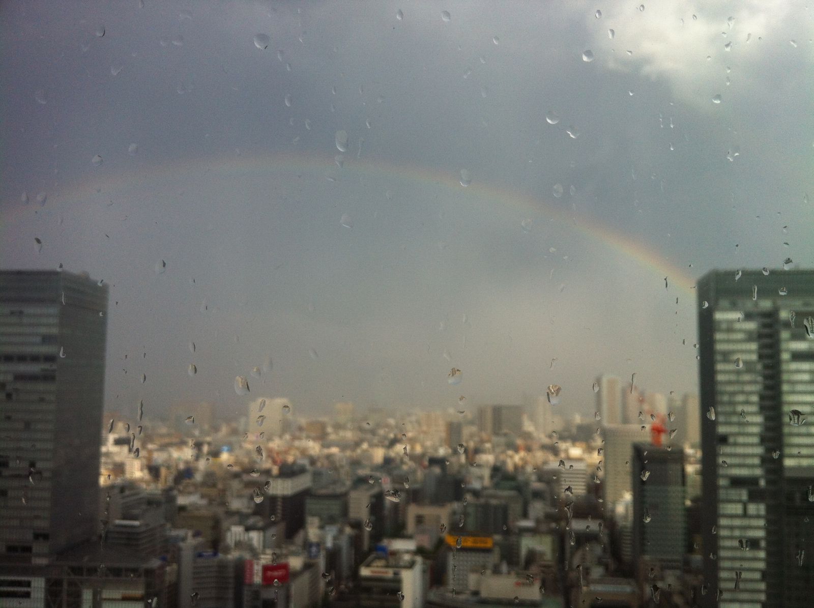 Orage, pluie et arc-en-ciel sur l'est de Tokyo et Chiba. Vue de Marubiru.