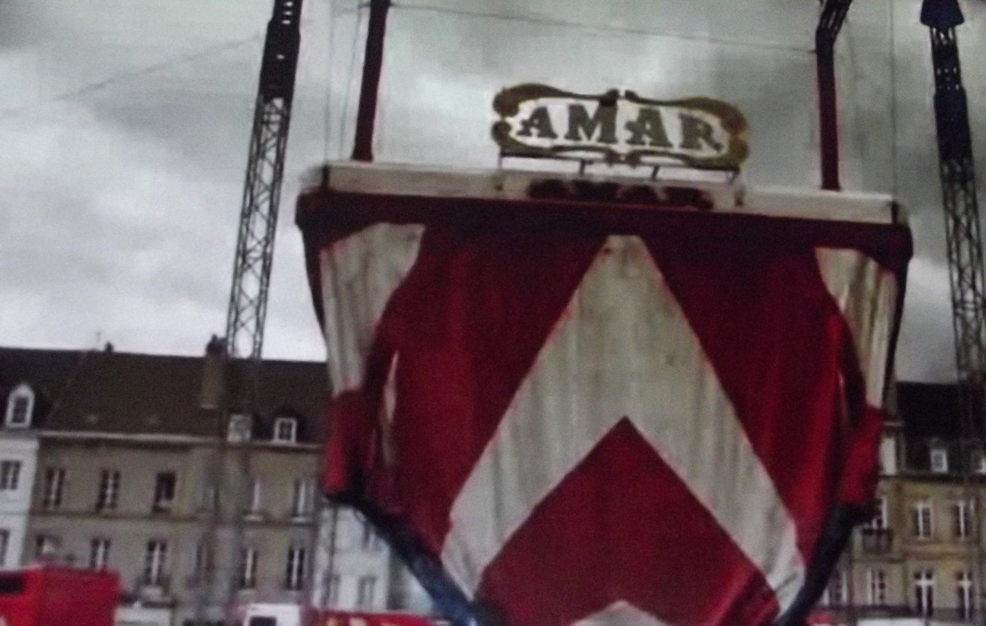 L'arrivée du Cirque Amar au centre ville, à voir ! ¤¤¤ Photos (les clairs) d'Autun-infos et les photos foncées proviennent d'une vidéo faite par le site "Gens du Morvan", excellent site. ¤¤¤