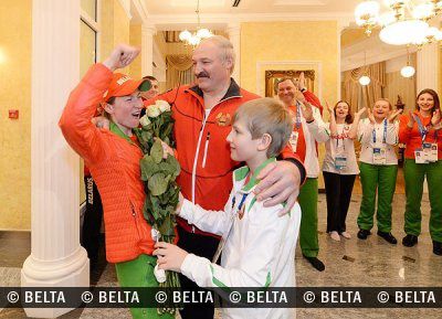Darya Domracheva médaille d'or félicitée par Alexandre Loukachenko et son fils Kolia