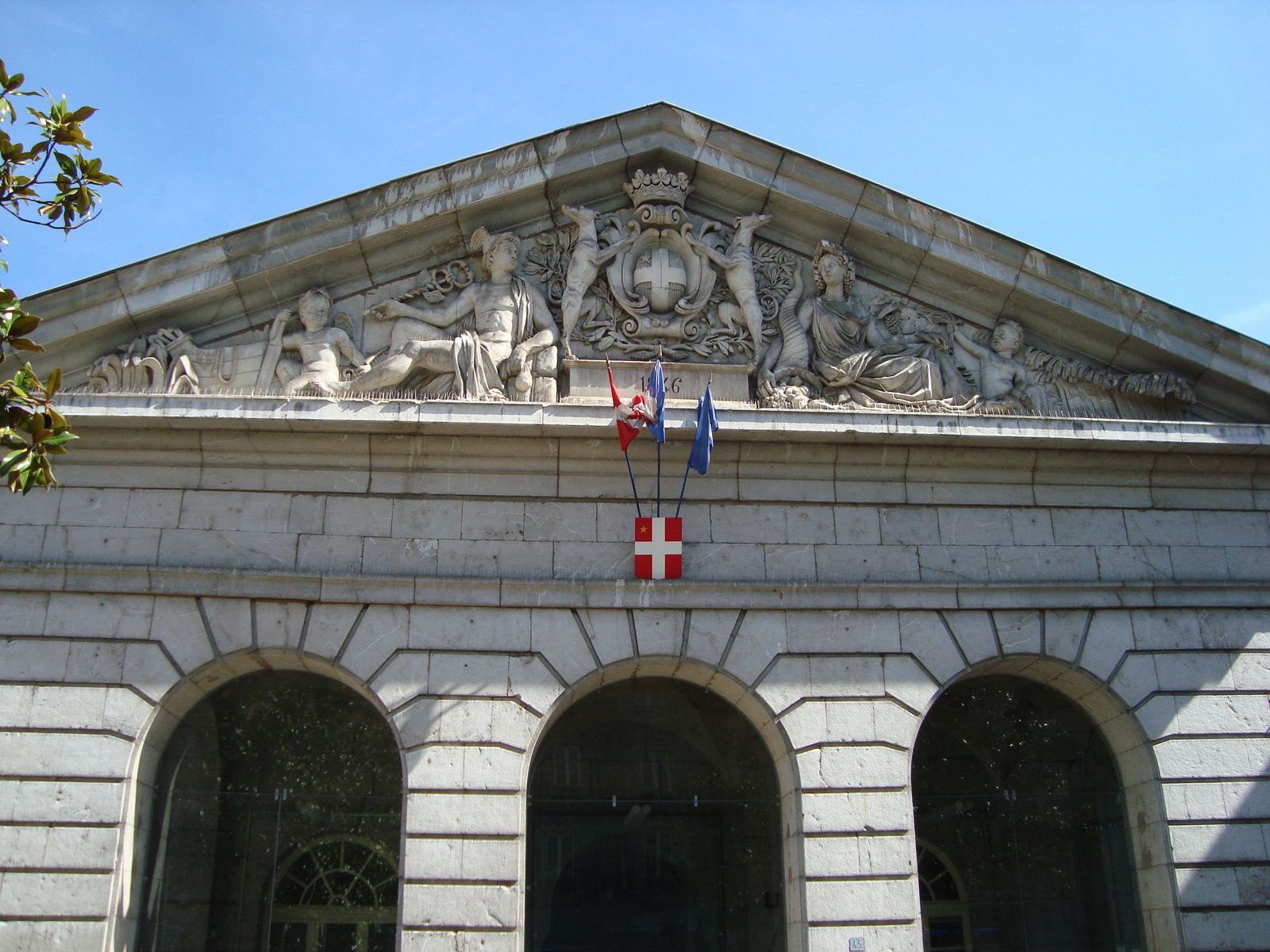 façade du bâtiment de la Grenette où se déroula le vote d'avril 1860 à Chambéry pour la réunion à la France, photo J.D. 15 avril 2015