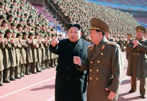 Le dirigeant de Corée du Nord Kim-Jong Un lors d'un meeting avec des cadres politiques et militaires.