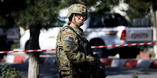 Un soldat américain sur le lieux d'une attaque suicide à proximité d'une installation militaire à Kaboul, le 16 septembre 2014. AP/Massoud Hossaini