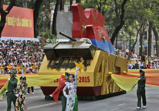 Un char symbolisant un tank se dirigeant vers les grilles du palais présidentiel, lors des cérémonies du 40e anniversaire de la "libération" de l'ex-Saïgon, le 30 avril à Ho Chi Minh-Ville. DITA ALANGKARA / AP