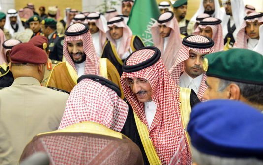 Mohamed Ben Nayef (à droite) et Mohamed Ben Salman (à gauche), le 29 avril, à Riyad, sur qui repose désormais l’essentiel du pouvoir. HO / AFP