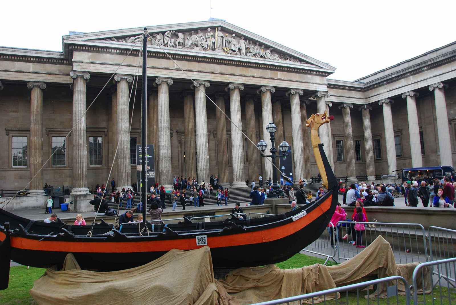 ... un bateau vicking (expo au British Museum)