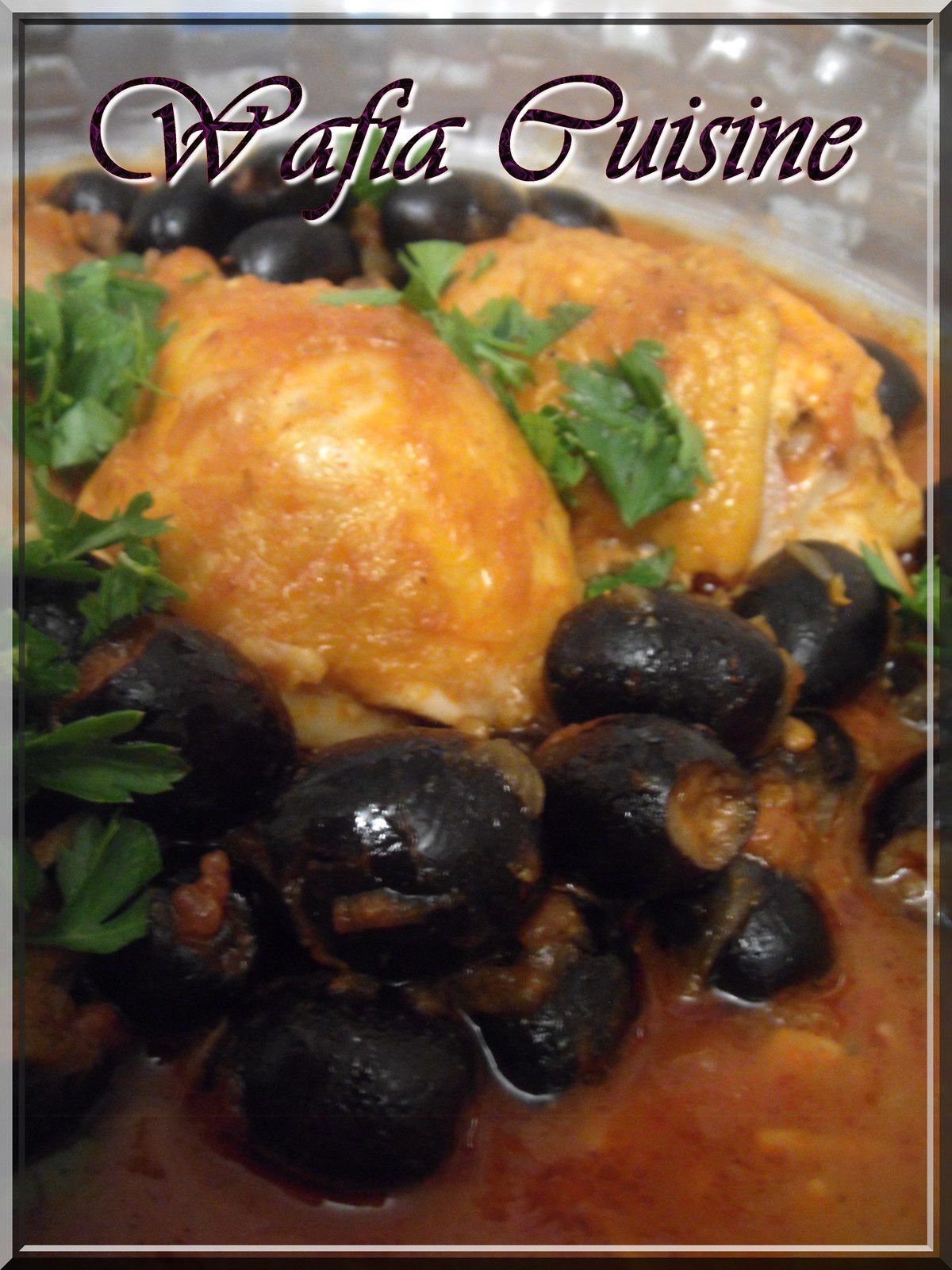 Tajine d'olives noires et poulet en sauce rouge