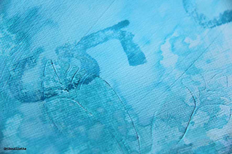 Fond de page travaillé au gesso,tampons et Distress