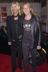 Duff McKagan s'entretien avec Jerry Cantrell lors du Soundwave Festival
