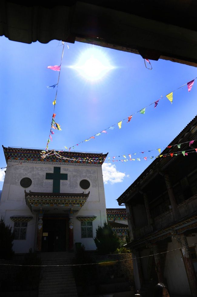 L'église catholique de Yanjing dans le bourg du groupe ethnique Naxi du district de Markam de la préfecture de Chamdo, dans la région autonome du Tibet (sud-ouest), en Chine, le 9 mars 2014