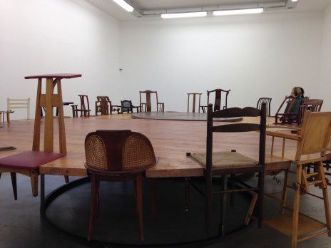 La célèbre table Est-Ouest de l’impossible dialogue de Chen Zhen, à la Galerie Perrotin (Pierre Haski/Rue89)