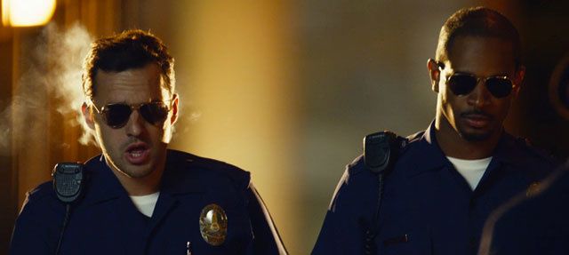 LET'S BE COPS (BANDE ANNONCE VO) avec Damon Wayans Jr., Jake Johnson - 14 01 2015