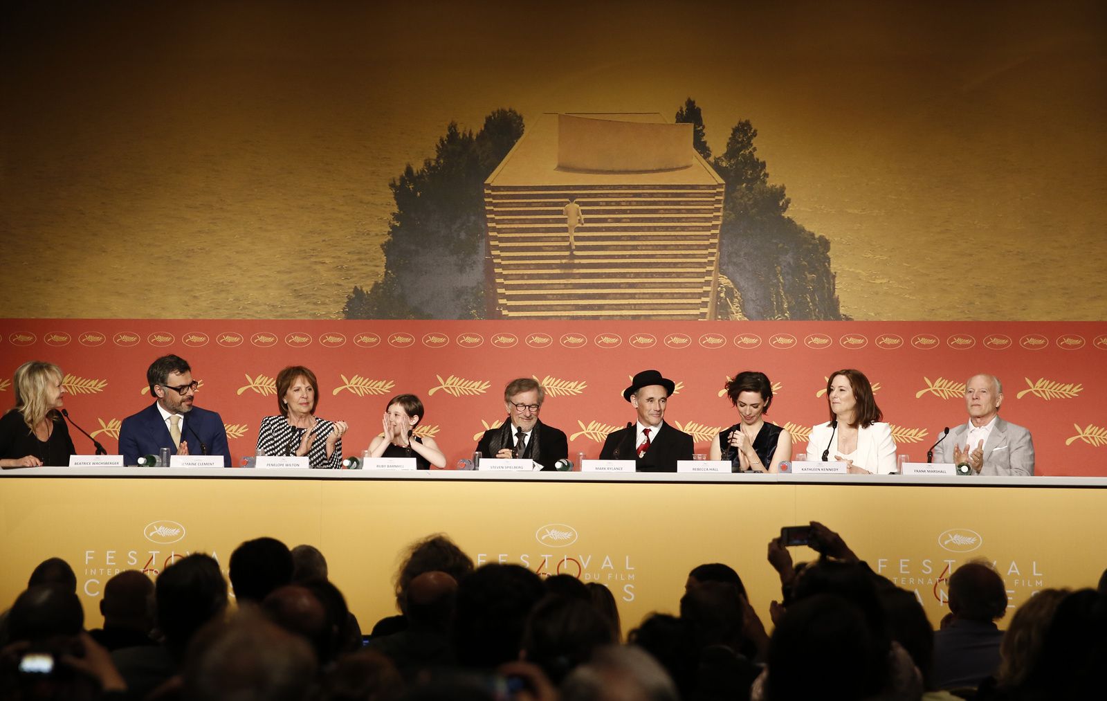 Cannes 2016 - LE BGG - LE BON GROS GÉANT : Steven Spielberg et son équipe posent pour le Photocall ! // Au cinéma le 20 juillet 2016
