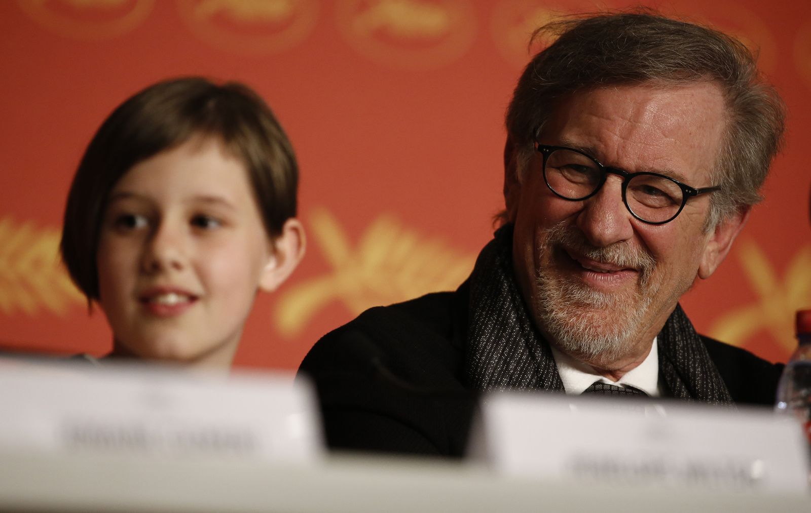Cannes 2016 - LE BGG - LE BON GROS GÉANT : Steven Spielberg et son équipe posent pour le Photocall ! // Au cinéma le 20 juillet 2016