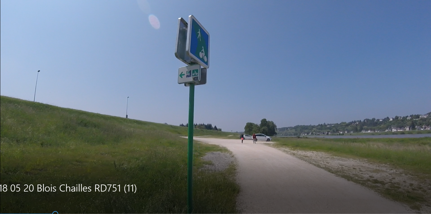 Une signalisation ambigüe voir incomplète sur un itinéraire (Loire à vélo)  et un GPS (Google maps)