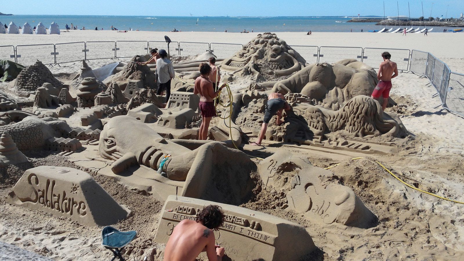 Un collectif d'artistes est en train de réaliser différentes sculptures en sable, sur la grande plage de Royan, qui au final formeront un tableau 