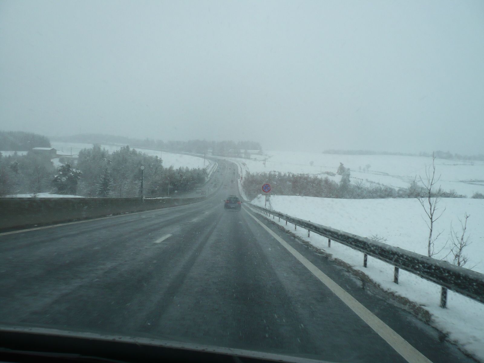 La neige à la Fageolle. Nous croisons les cars et voitures des supporters de l'ASM qui vont supporter leur équipe à Montpellier.