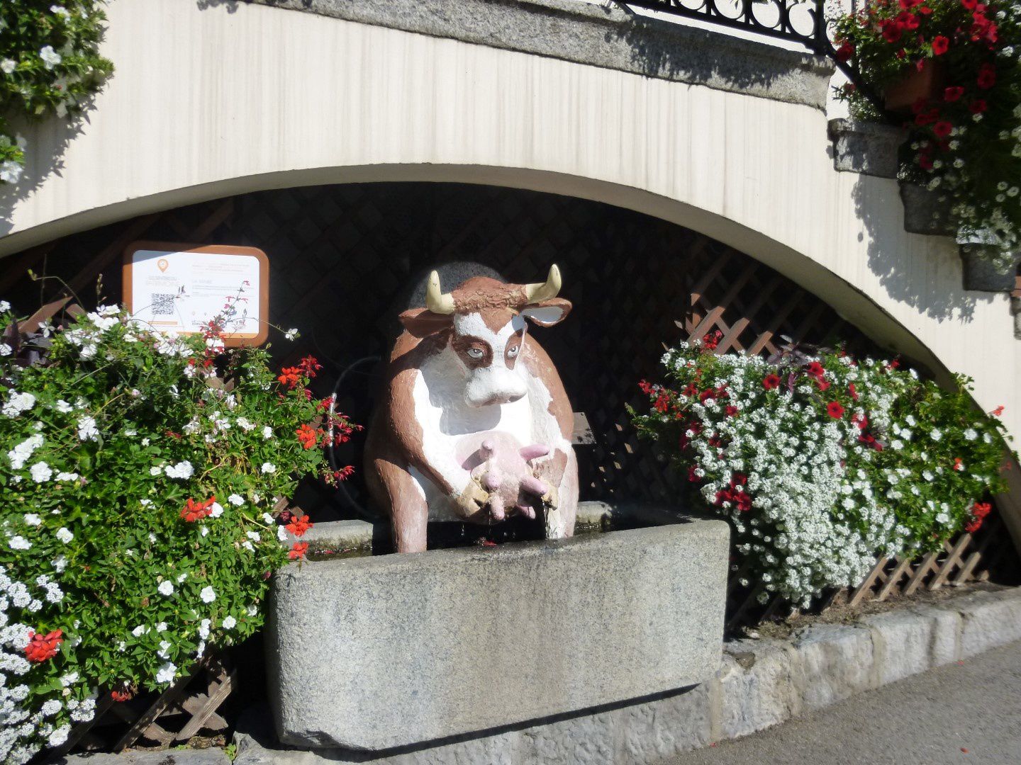 Une fontaine devant la mairie, elle parait triste cette vache.