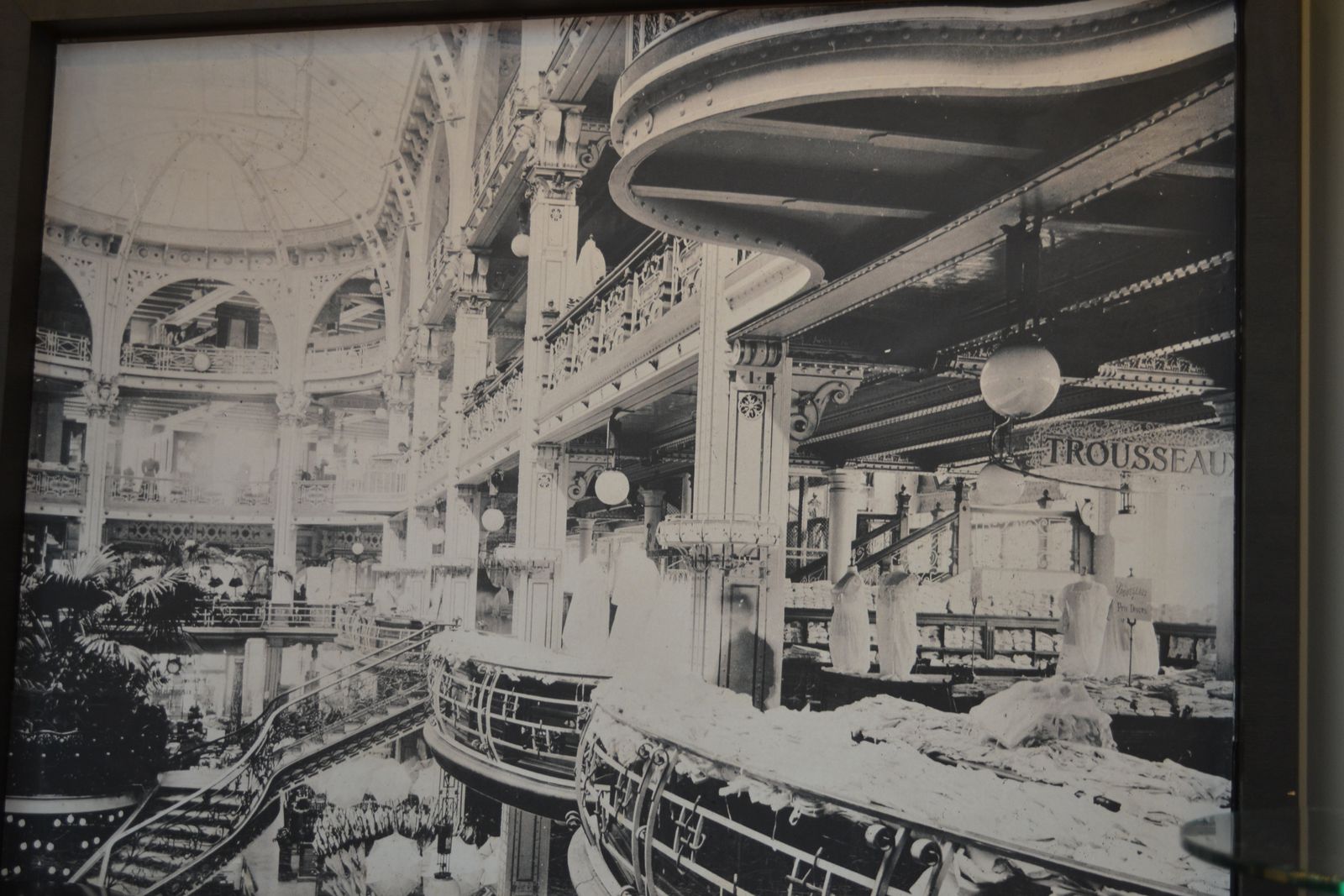 Photo de l'étage supérieur des galeries du Printemps avant l'incendie de 1921