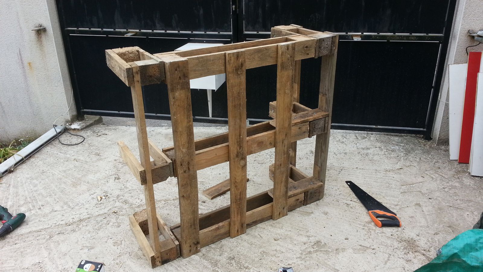 Fabriquer Un Bar En Bois De Palette : Ba voila quelques palettes plutard…. Fabriquer Un Bar En Bois De Palette : Ba voila quelques palettes plutard….