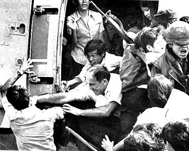 Panique à Saïgon - 30 avril 1975 - Explications fraternelles entre "occupants" et "collabos-opposants modérés" lors du sauve-qui-peut. Préfigurant les scènes à venir au Moyen-Orient...