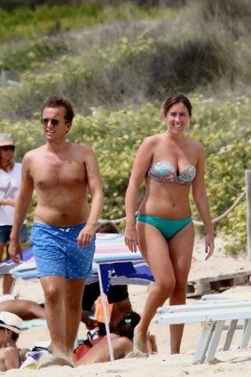 Questa volta i paparazzi sono riusciti a fotografare la Boschi al mare