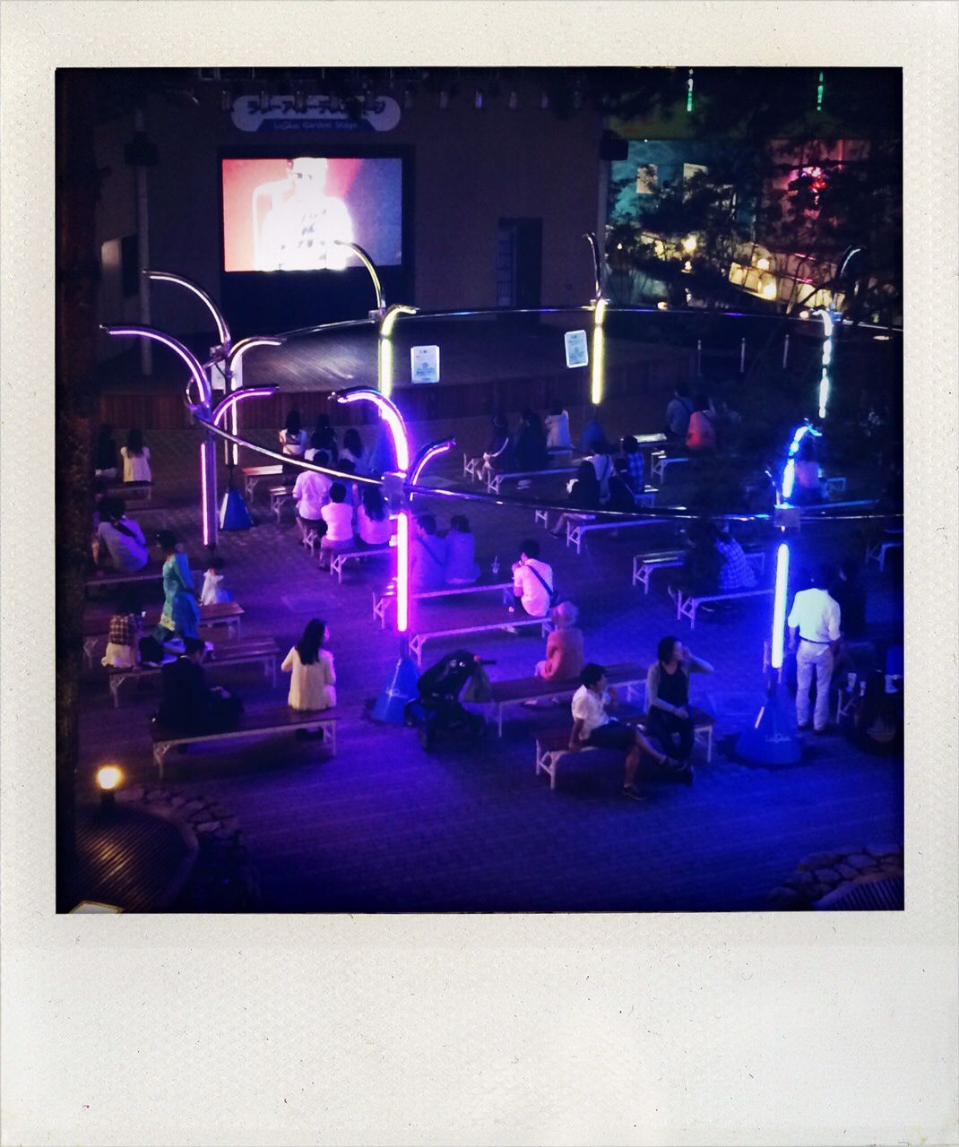Et pour finir, un concert en plein air à Tokyo avec une scène vide et la projection du groupe sur l'écran !!!
