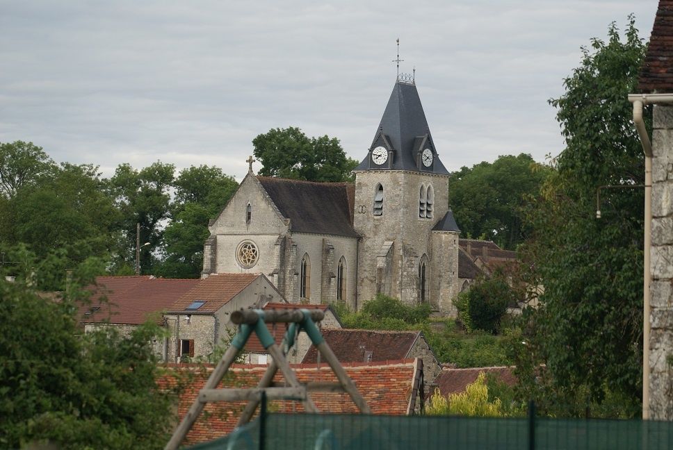 L'église St Phal a été reconstruite par l'abbé Gustave Grandjean en 1902. De styles gothique et renaissance le choeur est daté des XIV et et XVe siècles