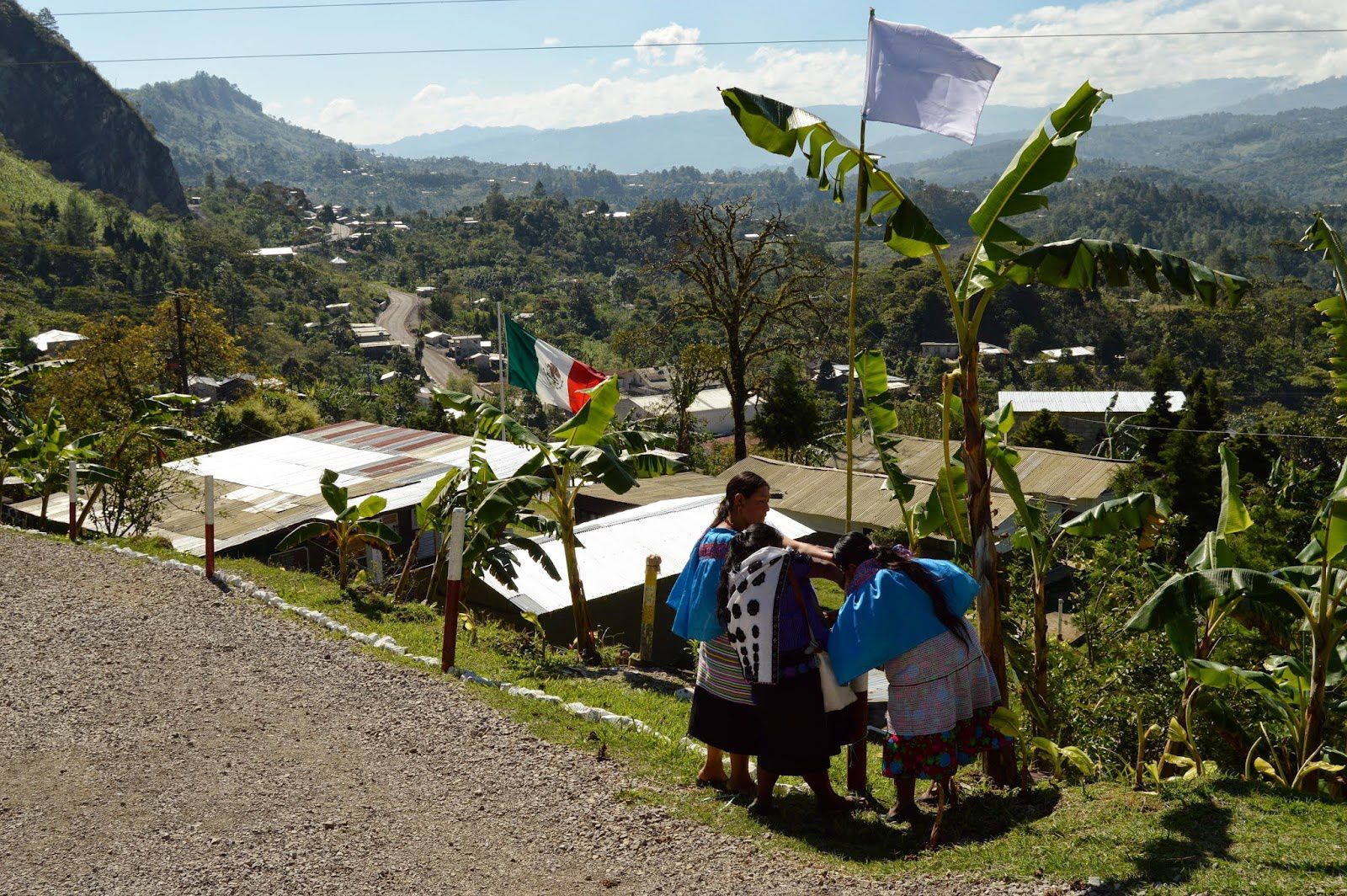8 mars au Chiapas - Les femmes accrochent le drapeau blanc au camp militaire