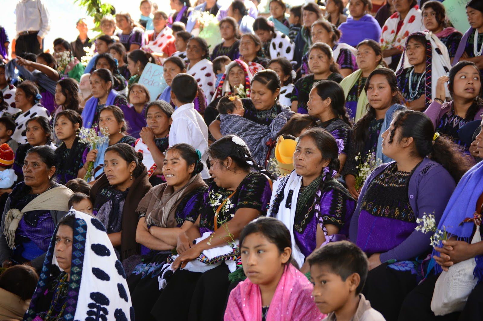 8 mars au Chiapas - Les femmes accrochent le drapeau blanc au camp militaire