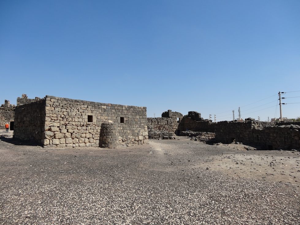 Au centre de la forteresse est construite une mosquée de l'époque omeyade.
