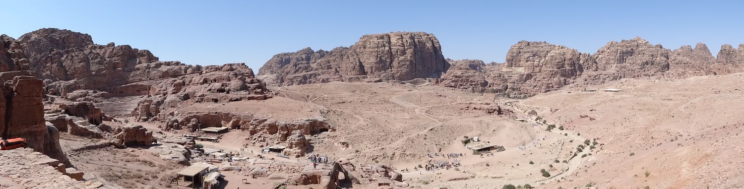 Depuis les tombes royales, sur cette vue panoramique, on aperçoit, à gauche, le débouché du Siq en contrebas du Khazneh et, en face, la cuvette ou sont situées les ruines de la ville antique de Pétra.