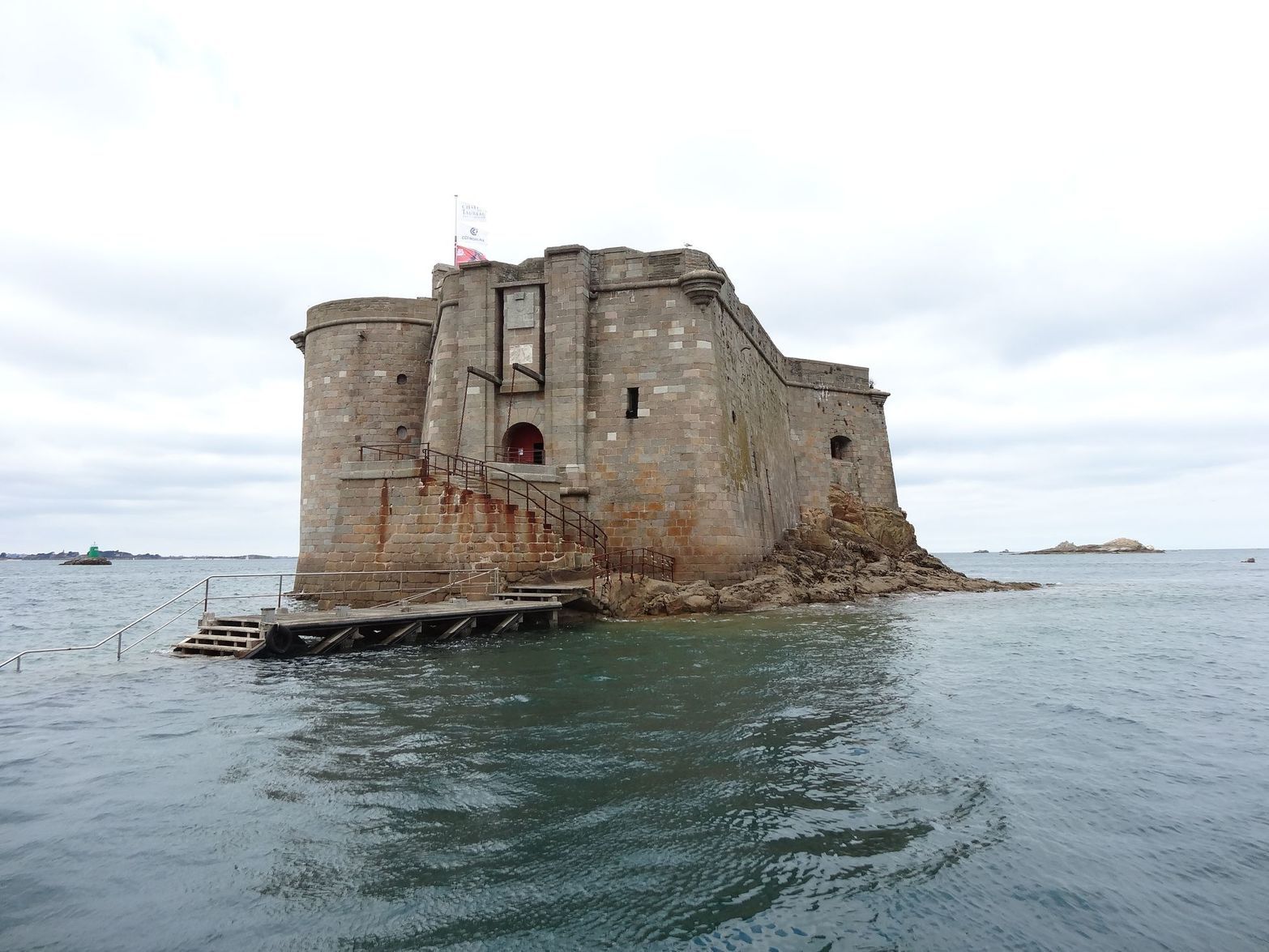 Le nouveau fort commande le principal chenal d'accès vers le port