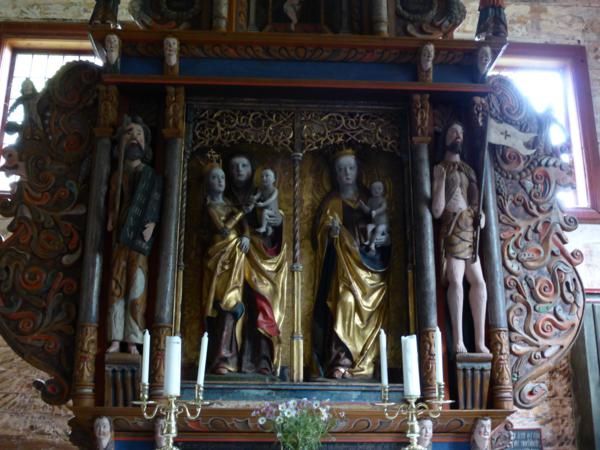 autel ... centre la Vierge et Ste Anne partie ancienne...ajouts des apôtres après la Réforme..