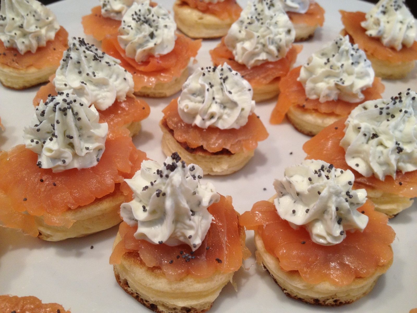 Mini Blinis au saumon et sa garniture - Les Ateliers Culinaires de