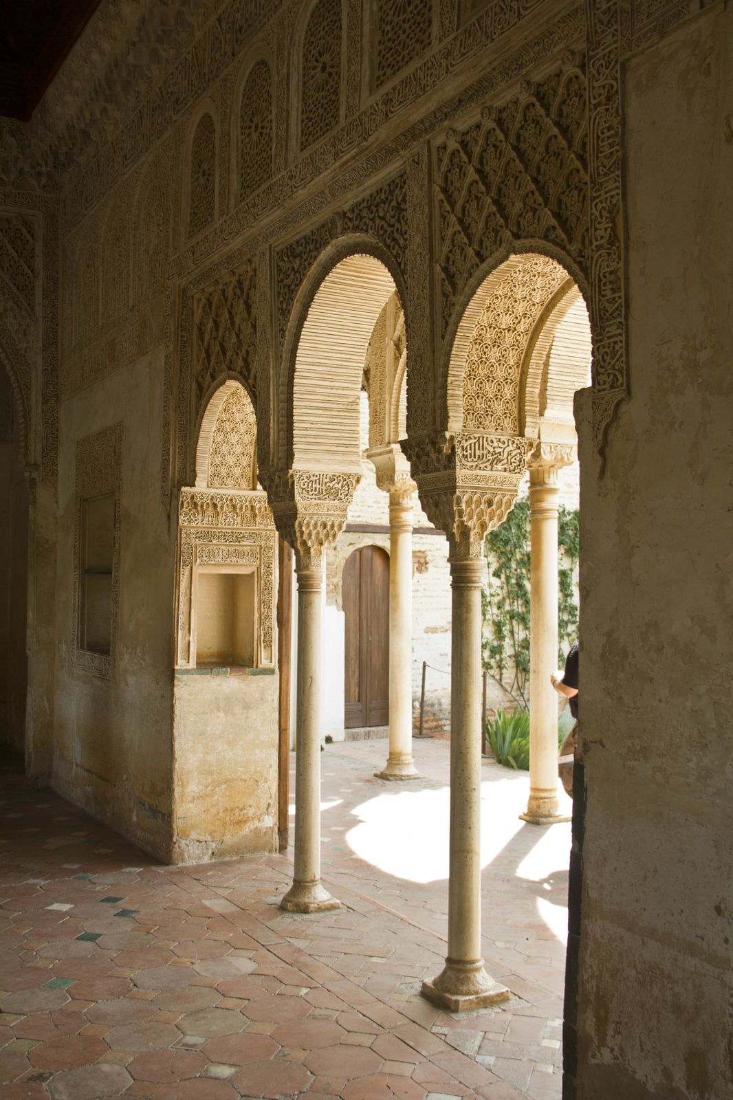 Vue du palais du Generalife, la cour de la Acequia, un chapiteau en haut d'une colonne, une porte typique de l'architecture Nasride, ...