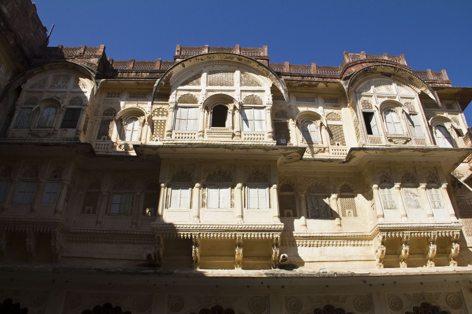 Vues externes du palais, dont le zenana.